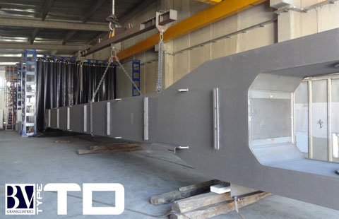Shotblasting plant with overhead conveyor