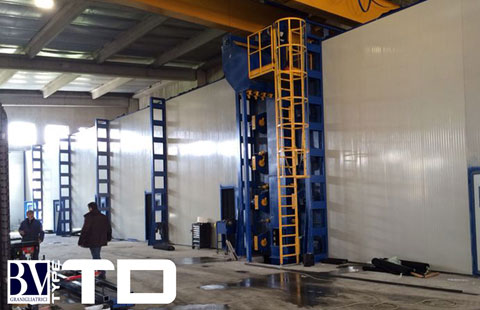 Shotblasting plant with overhead conveyor