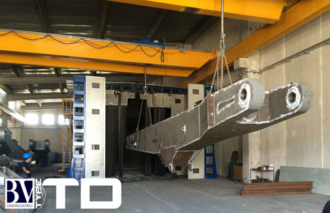 Shotblasting plant with overhead conveyor